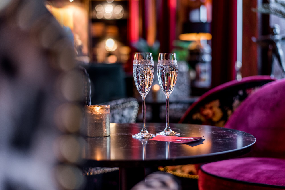 Glas med bubbel i lobbyn på hotel eggers