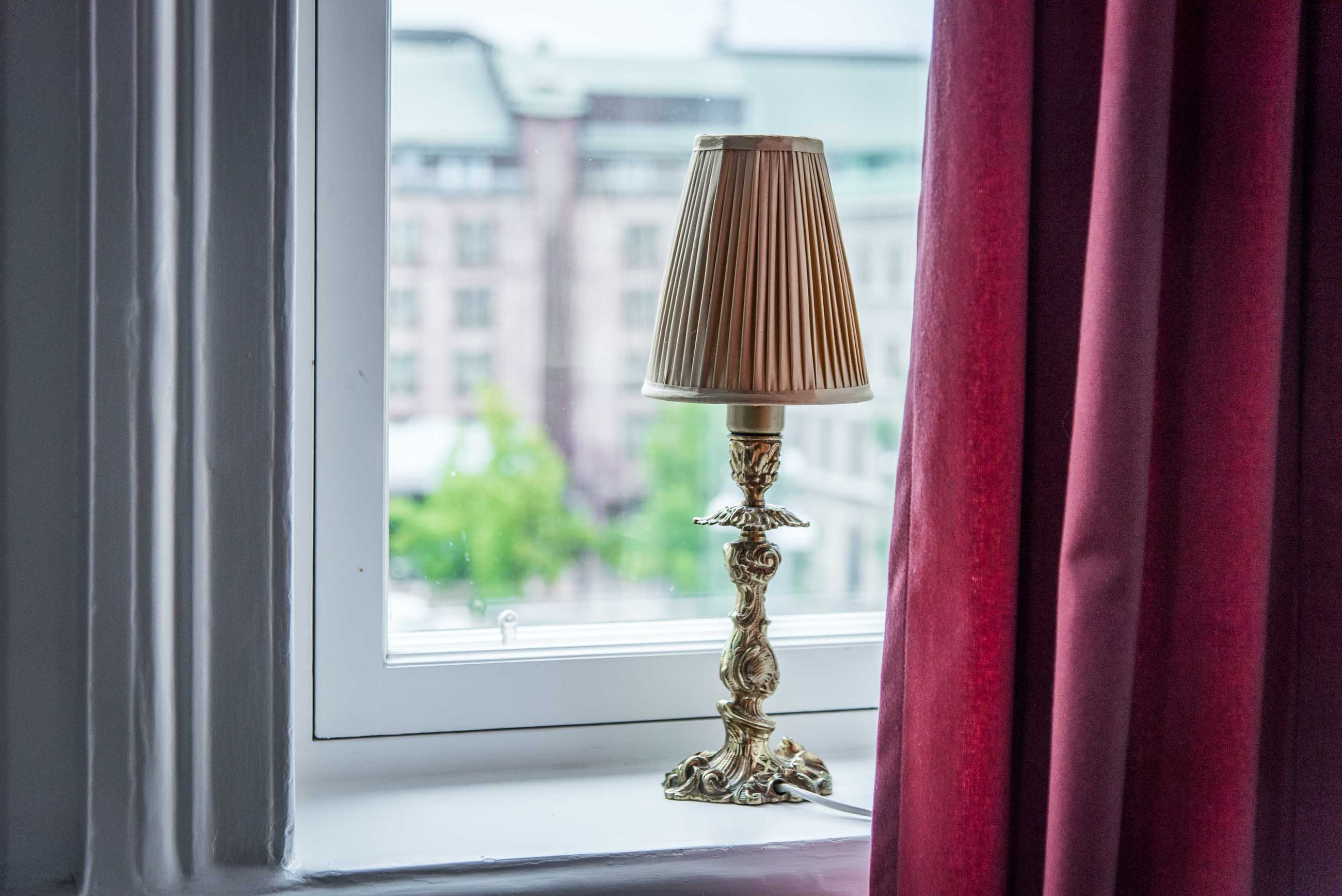 Lampa i fönster på hotellrum eggers i göteborg