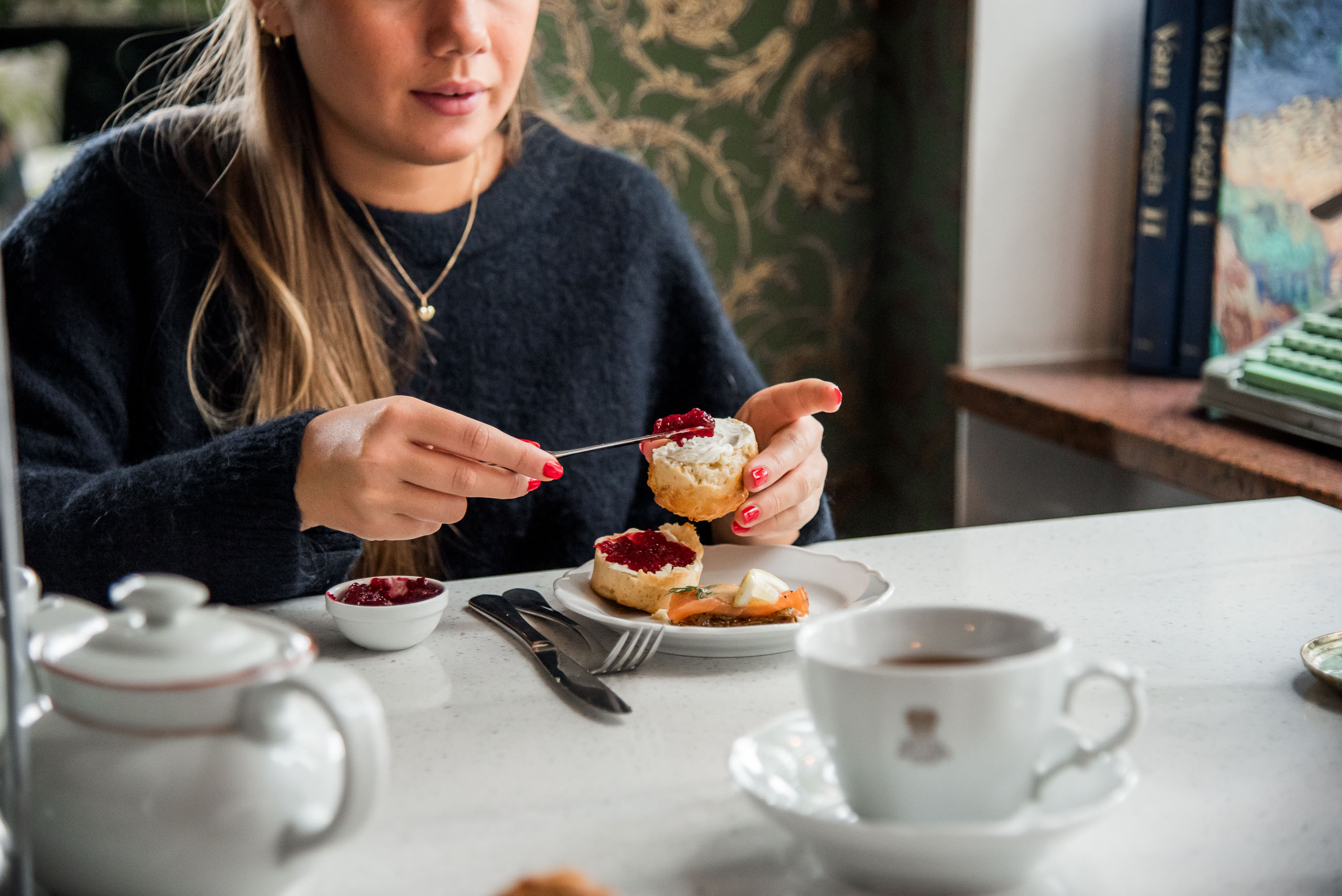 Scones med sylt på afternoon tea 