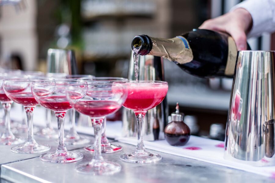 bartender häller upp kir royal i baren