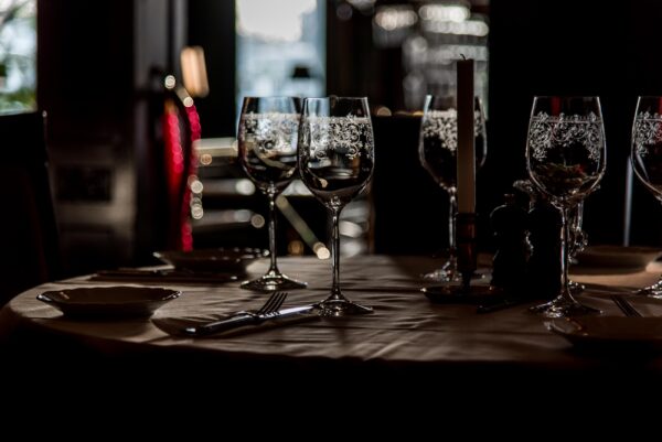 vinglas i restaurangen