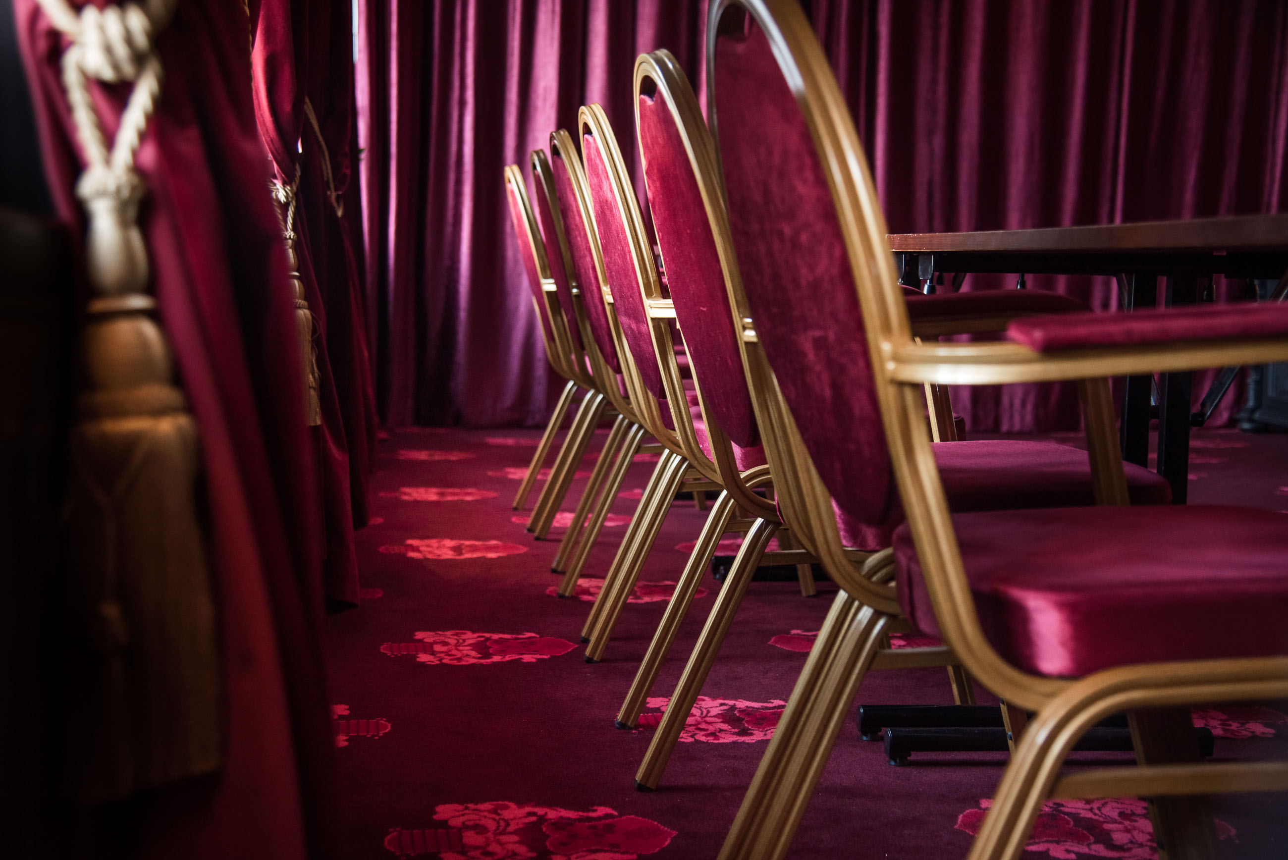 stolar i clubben konferenslokal