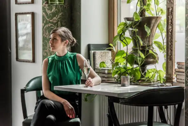 kvinna i restaurangen