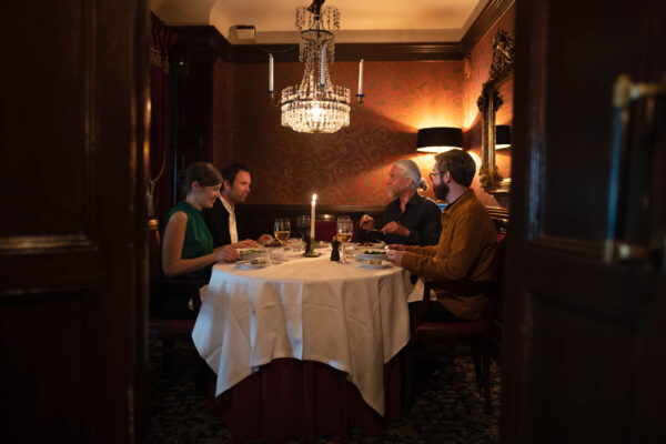 sällskap äter middag i chambre separee