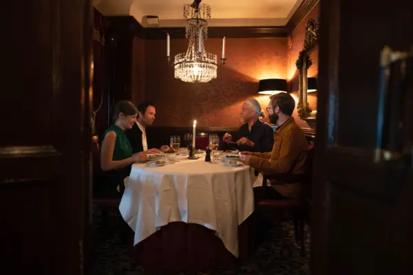 sällskap äter middag i chambre separee