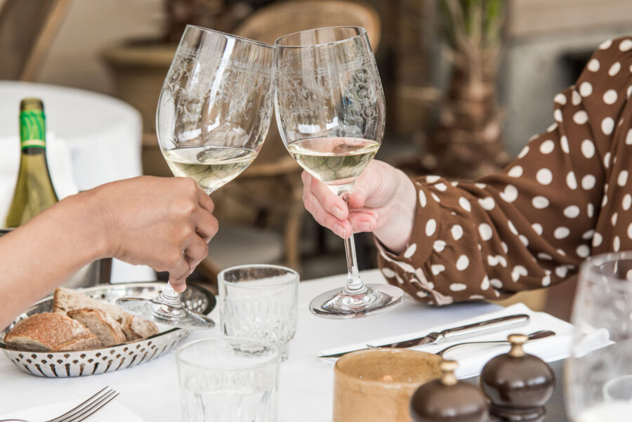 skålar i vin på verandan