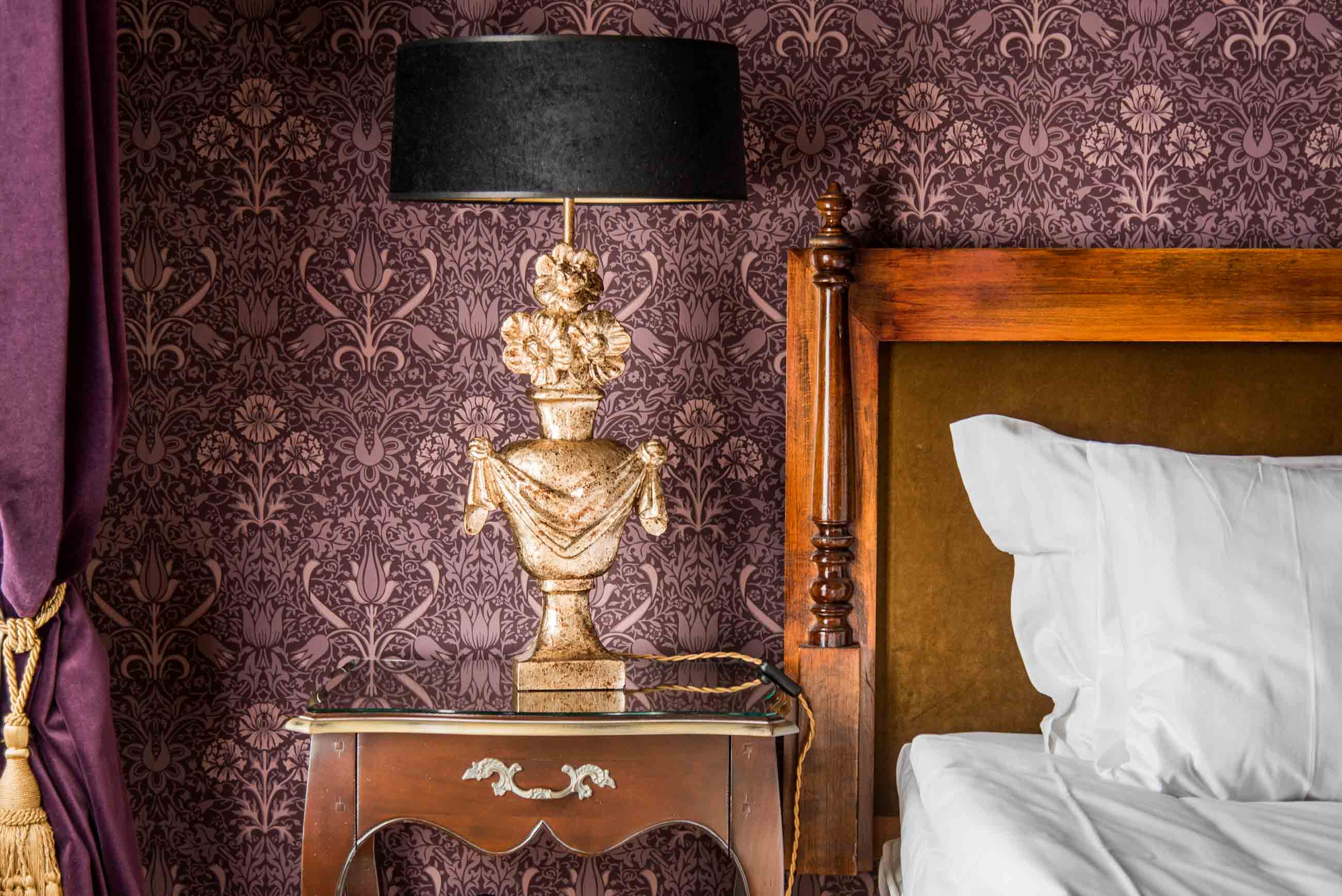 executive hotellrum med lila tapet