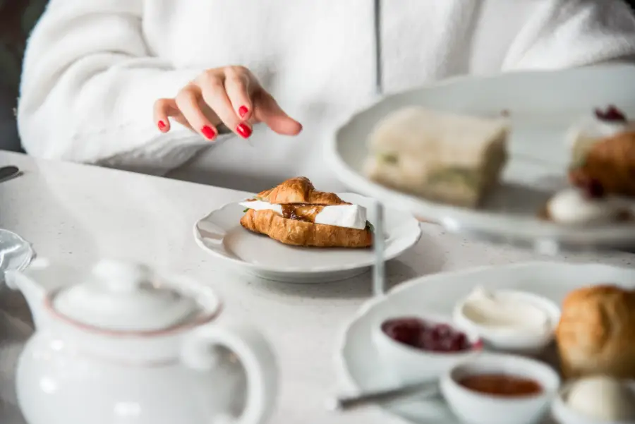 croissant och marmelader på afternoon tea