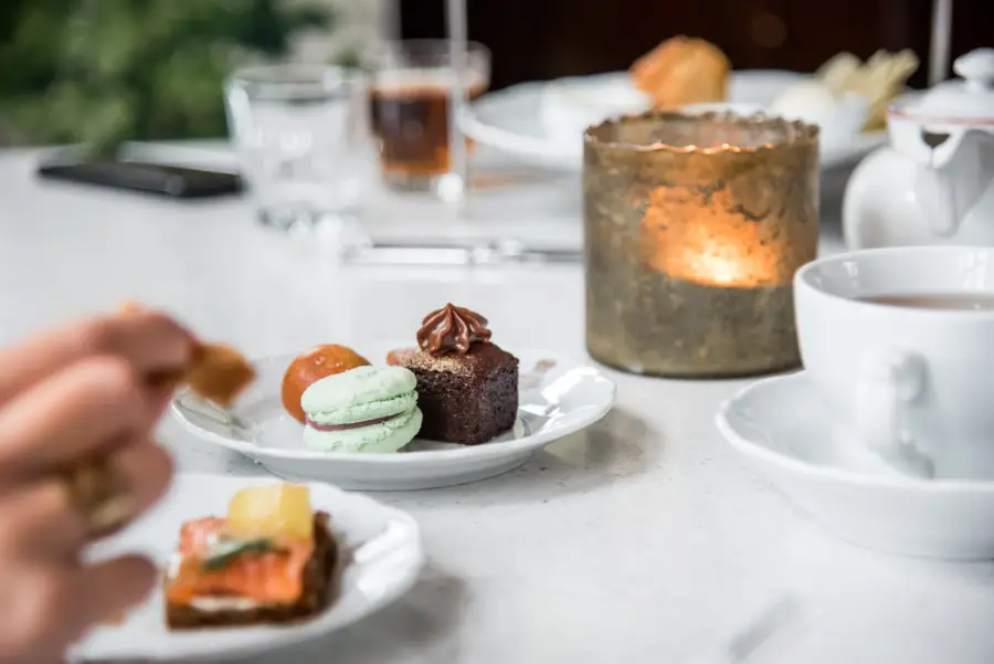 macarons och sötsaker på afternoon tea