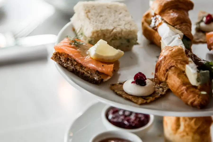 snittar och croissanter på afternoon tea