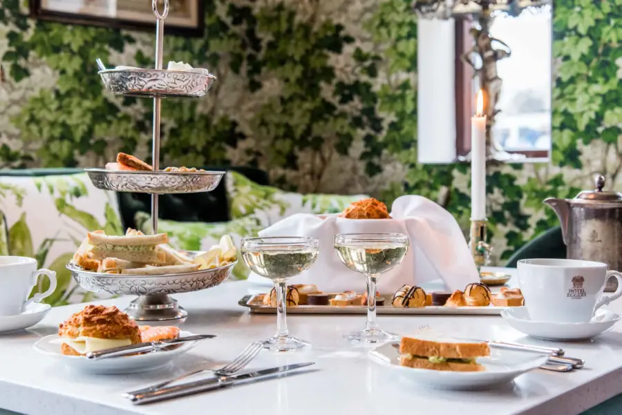 afternoon tea uppdukat på bord