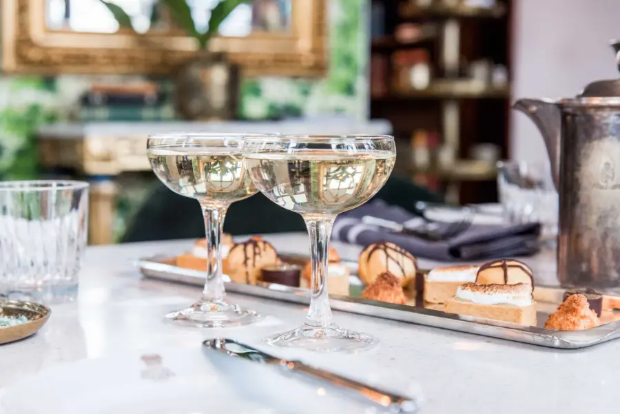 två glas bubbel och afternoon tea