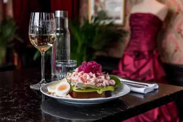 Eggers räkmacka i lobbyn