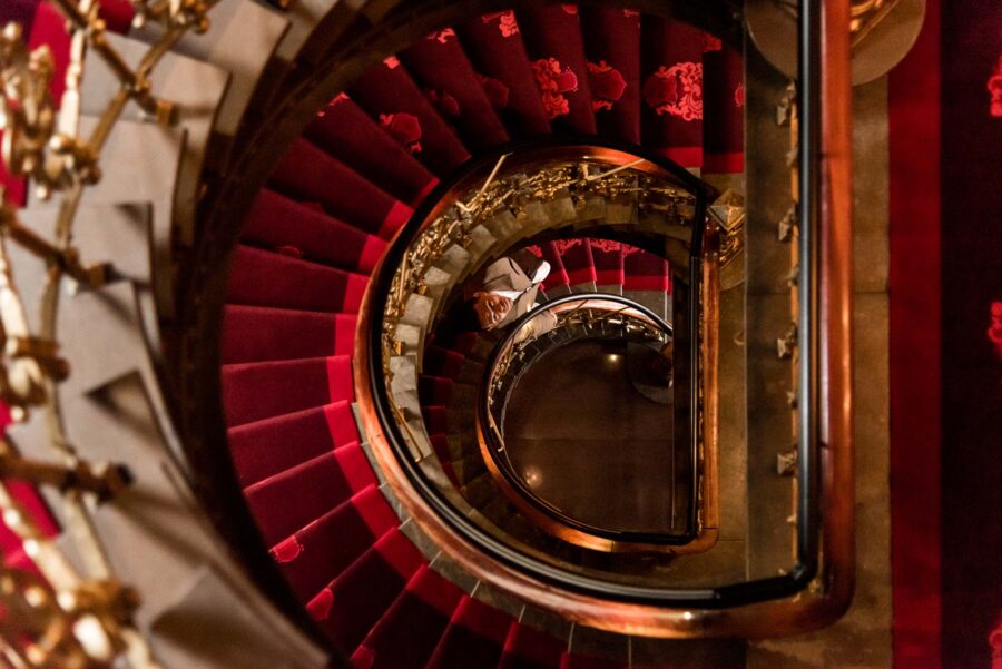 Den fina trappan med röd matta