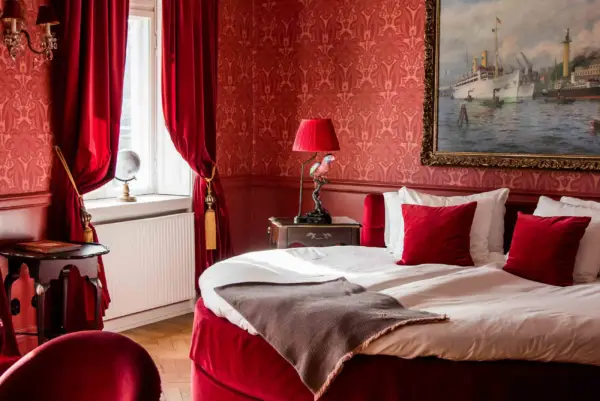 Executive hotellrum med balkong och rund säng