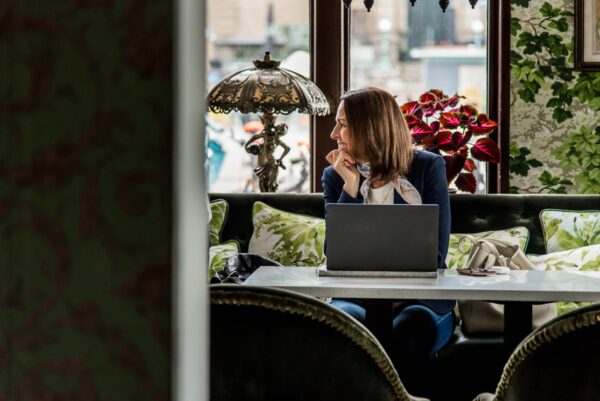 kvinna med laptop i lobbyn