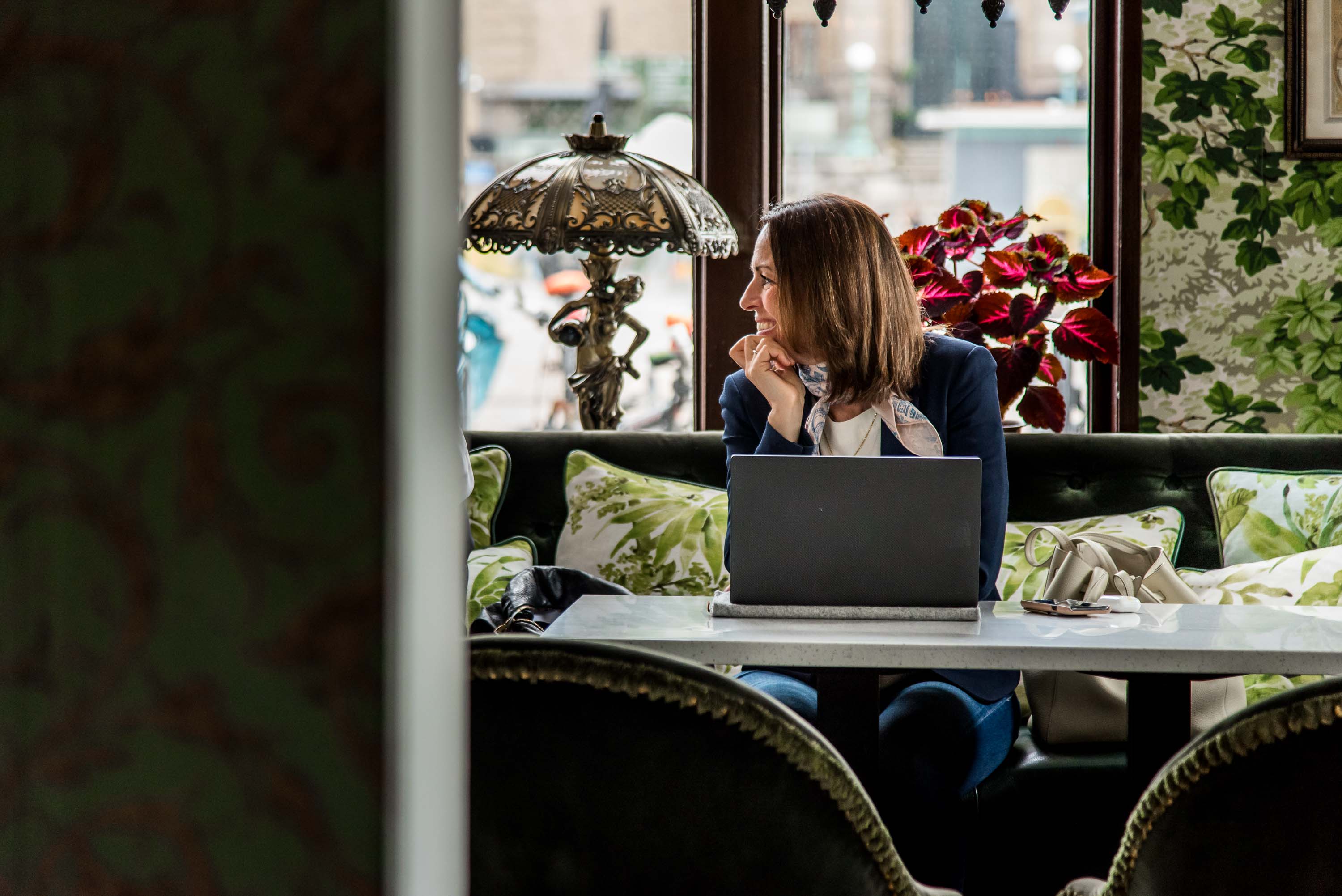 kvinna med laptop i lobbyn