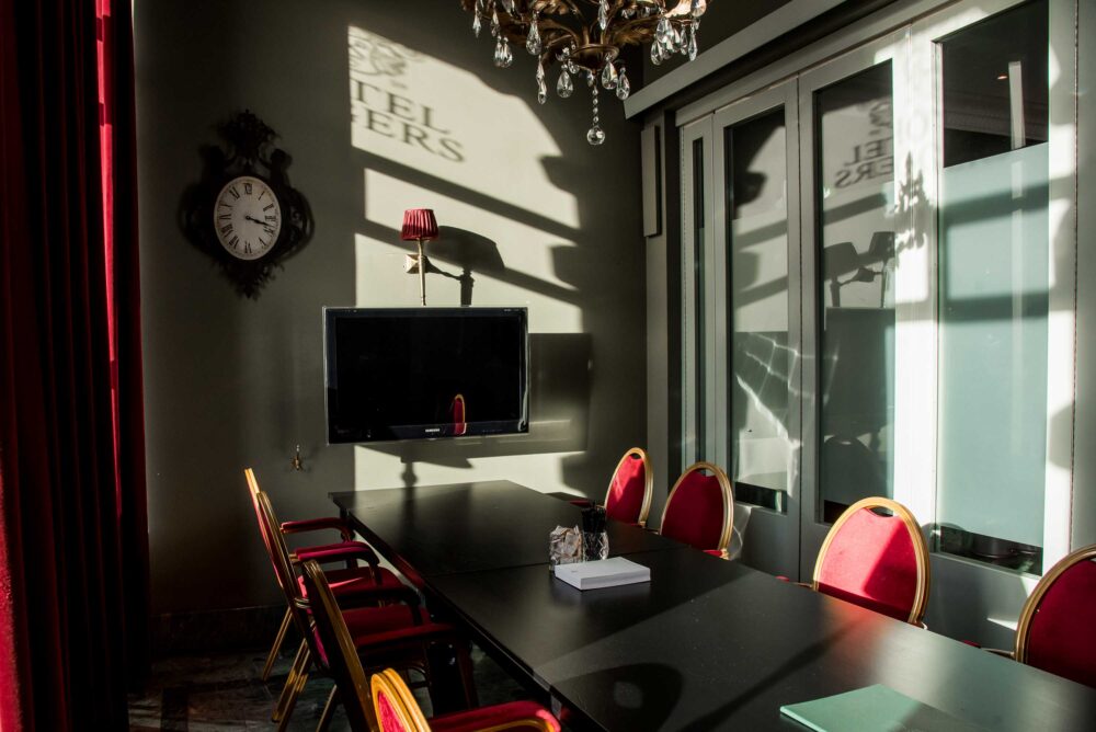 stolar och bord i lokal baretten