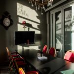 stolar och bord i lokal baretten