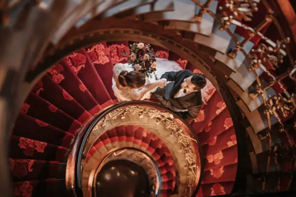 brudpar i spiraltrappa