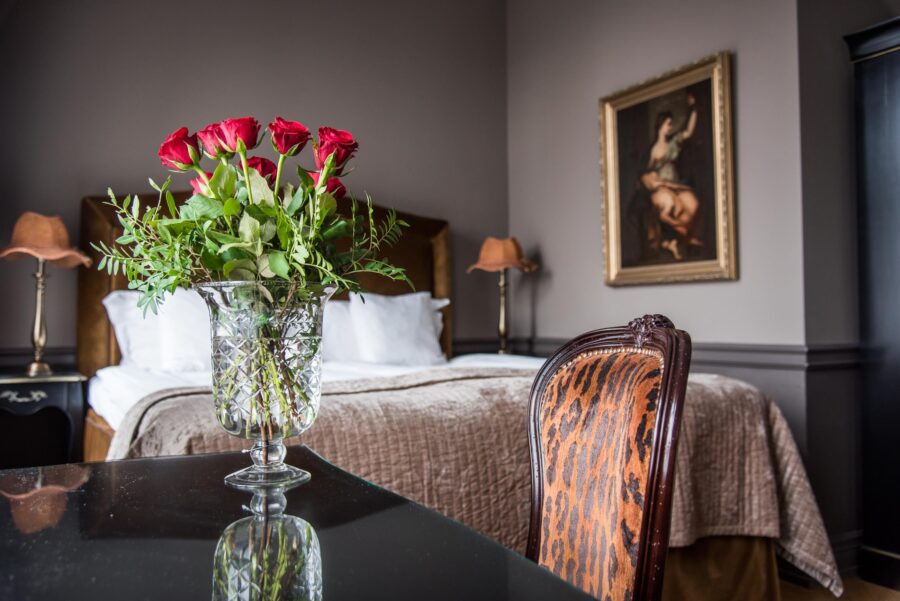 röda rosor på rummet