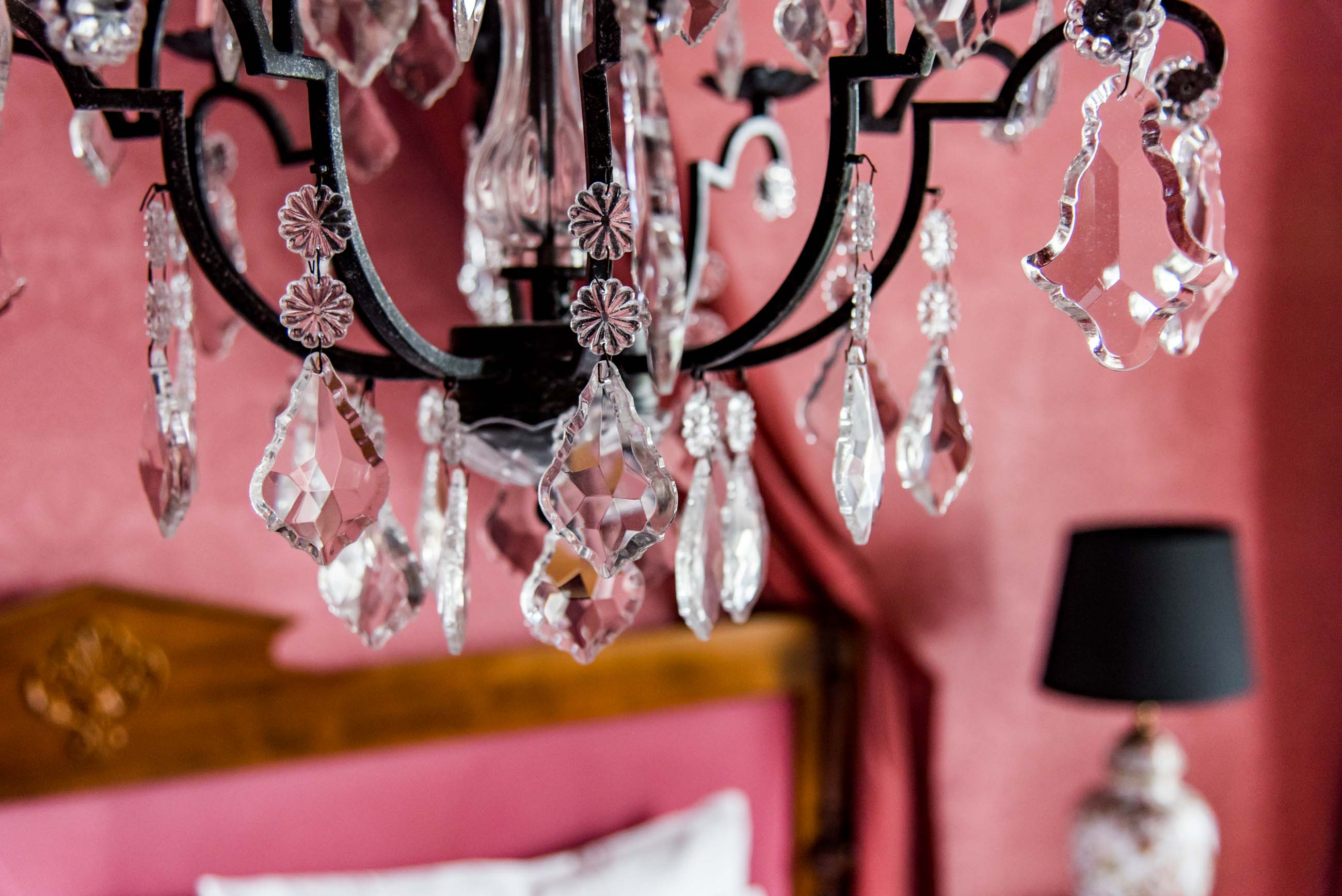 kristallkrona på hotellrum