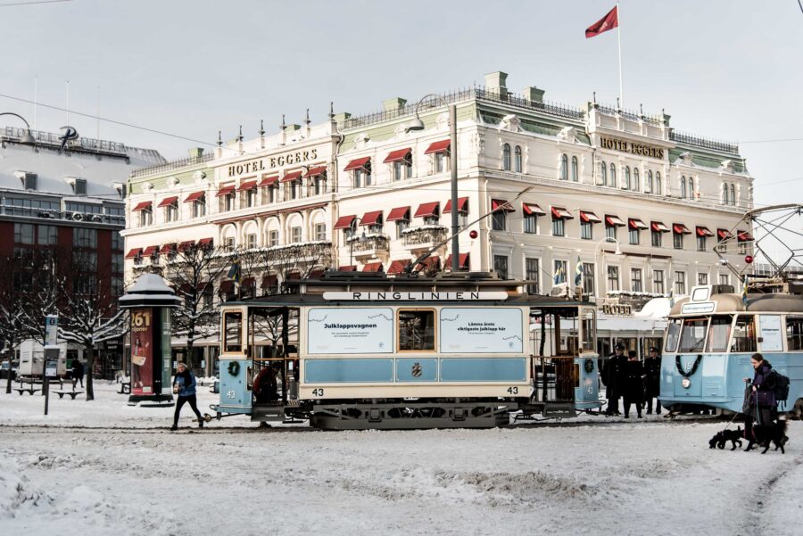 Julklappsvagnen outside Hotel Eggers