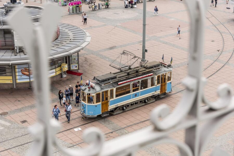 Spårvagn på Drottningtorget från Hôtel Eggers balkong