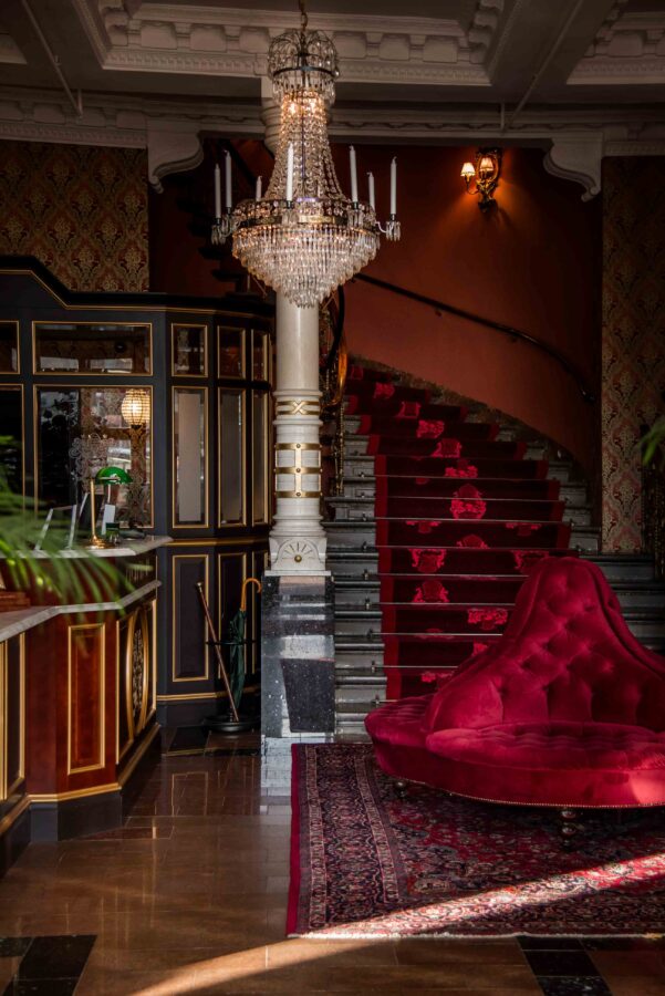 hotellreception och trappa
