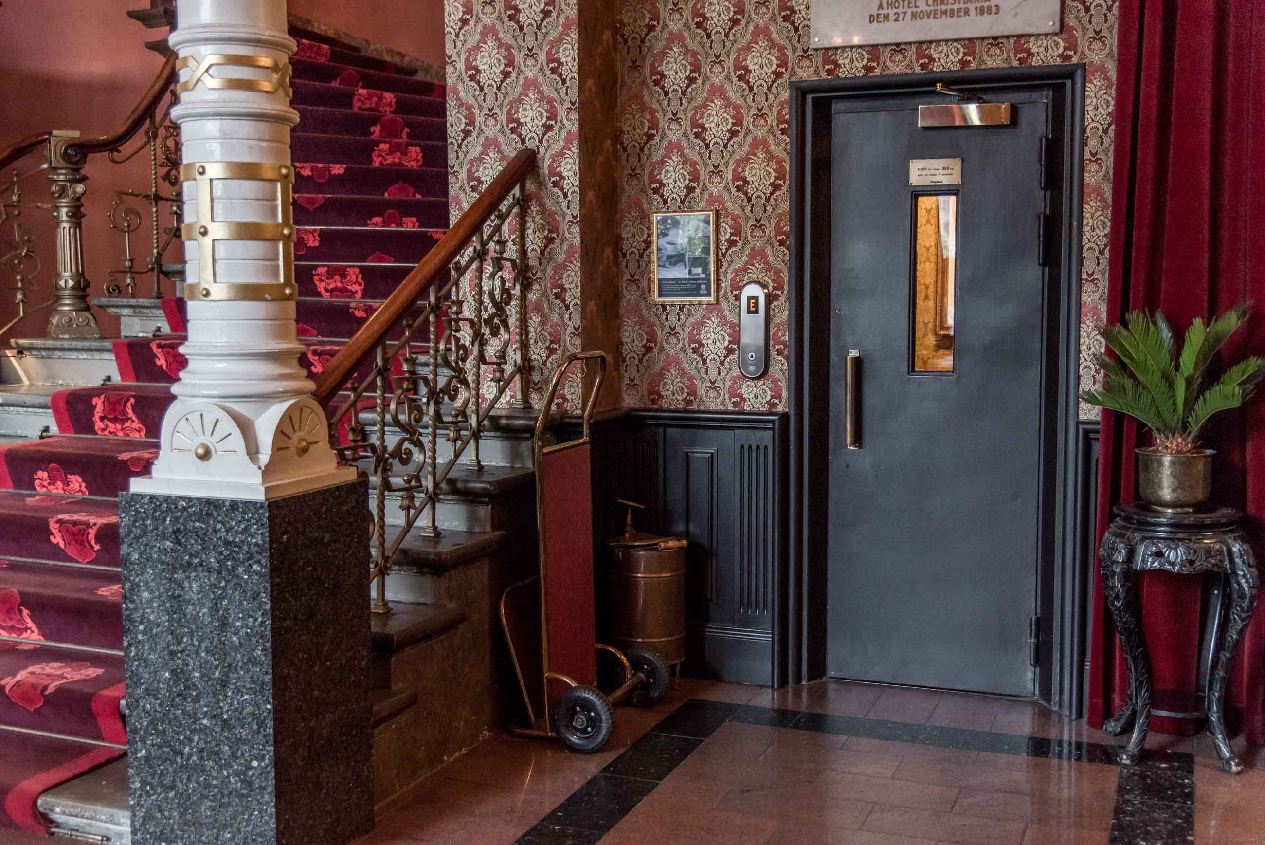 Hissen på Hôtel Eggers