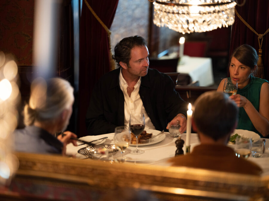 sällskap äter middag i restaurangen