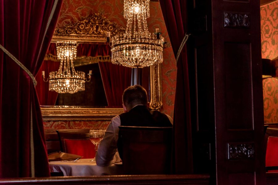 en man i chambre separee