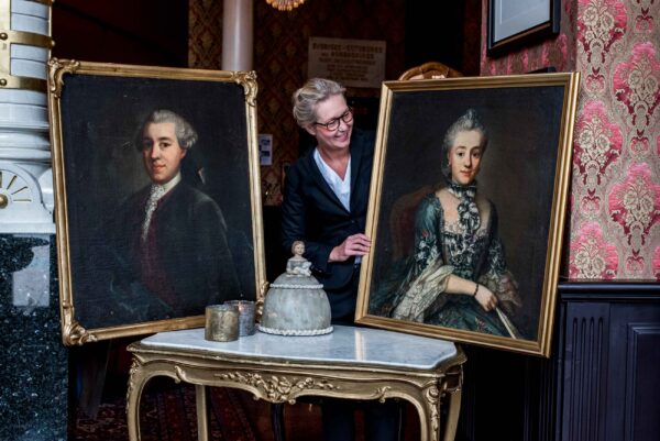 hotelldirektör Jessica Vialleton med gamla tavlor från förr