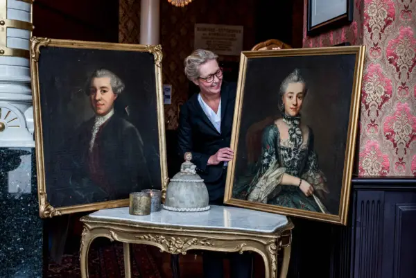 hotelldirektör Jessica Vialleton med gamla tavlor från förr