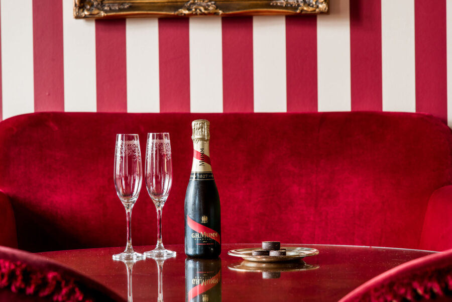 vip på rum med halv flaska champagne och praliner