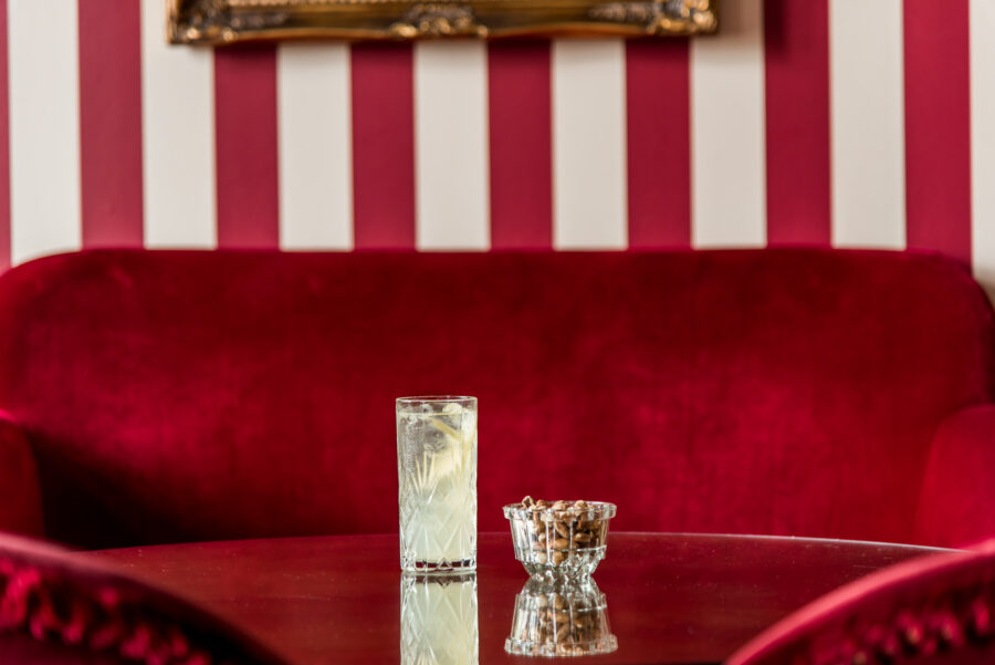 vip på rum med lemonad och nötter