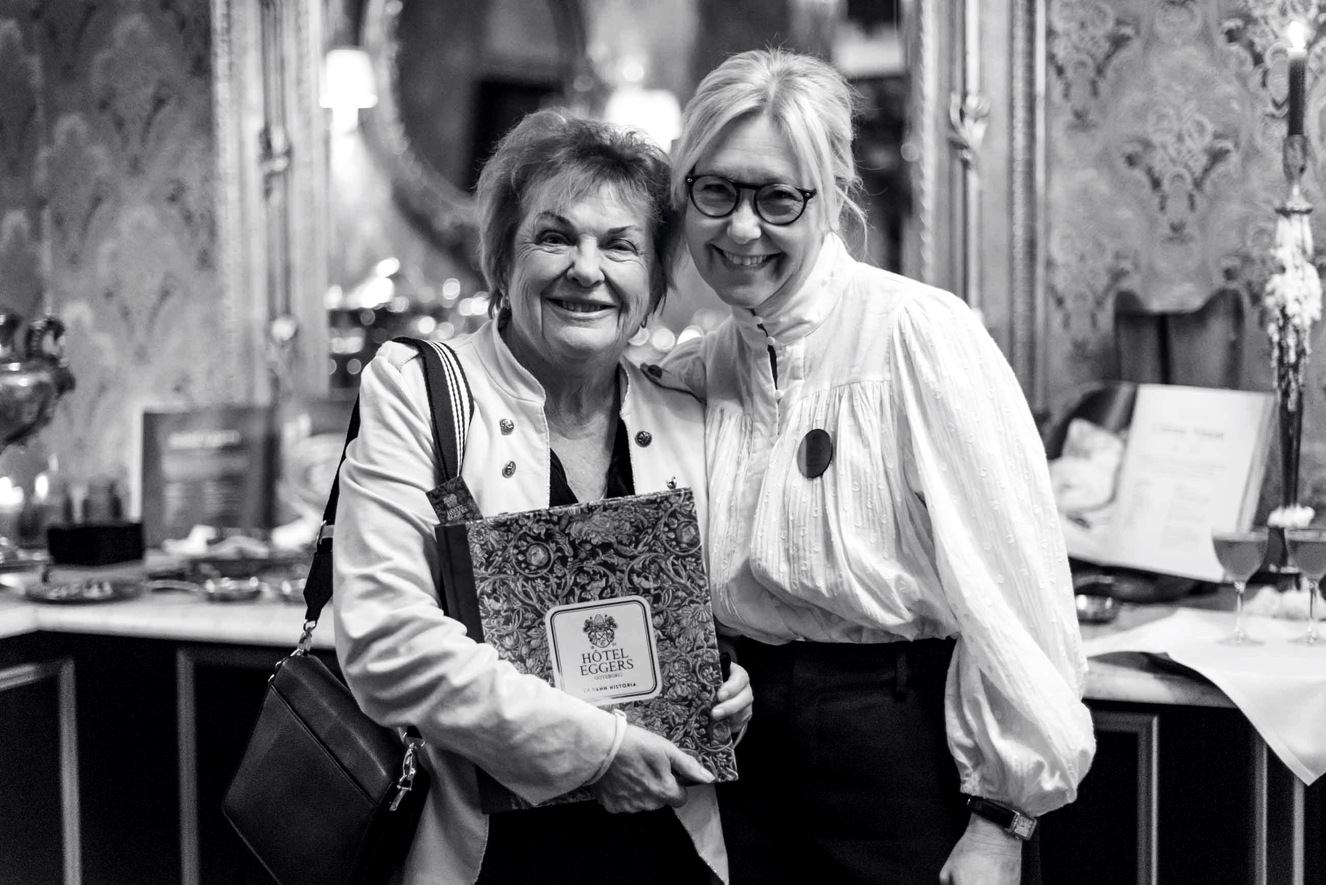 Viveca Lärn tillsammans med hotelldirektör Jessica Vialleton
